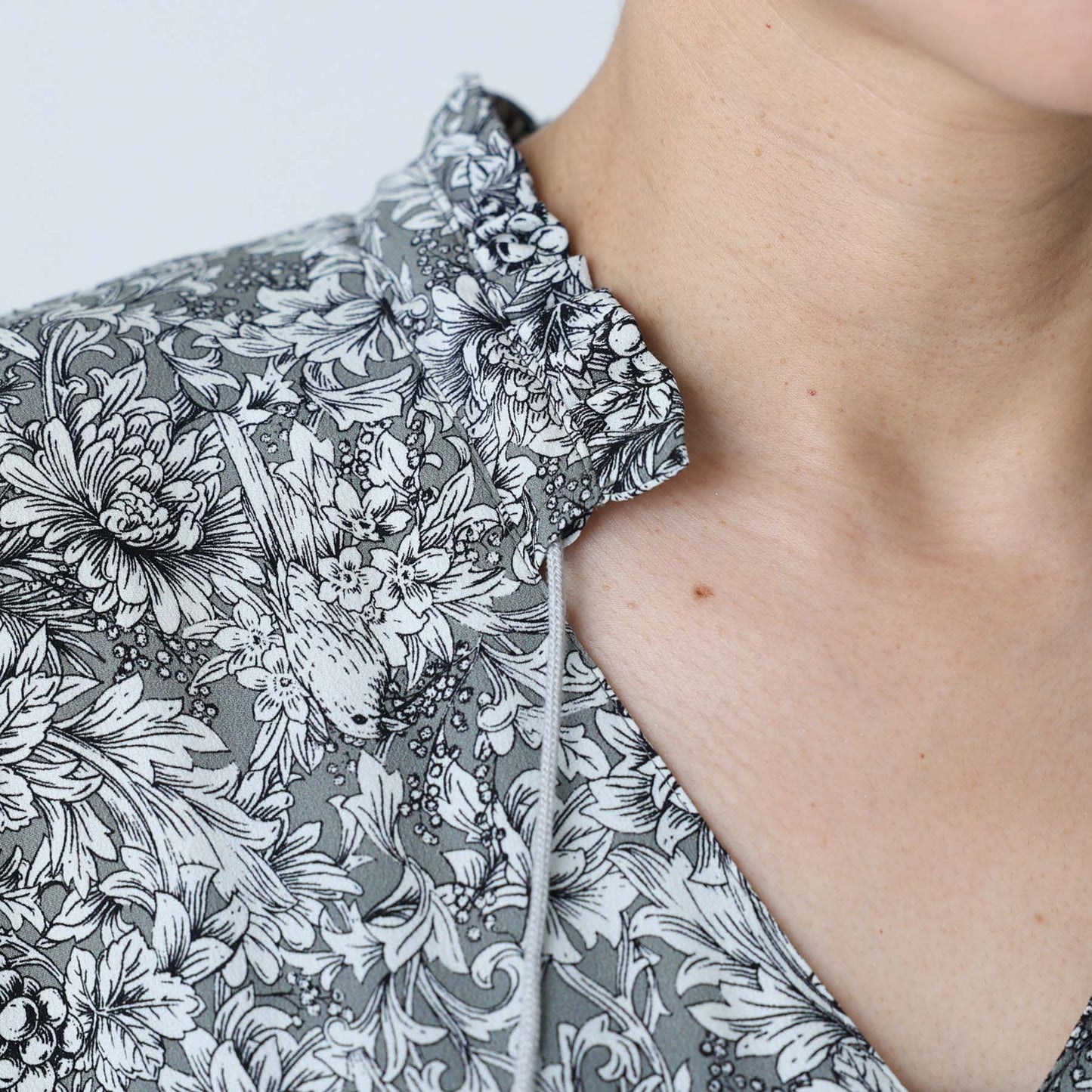 C-BL-83 Robin flower blouse WHITE