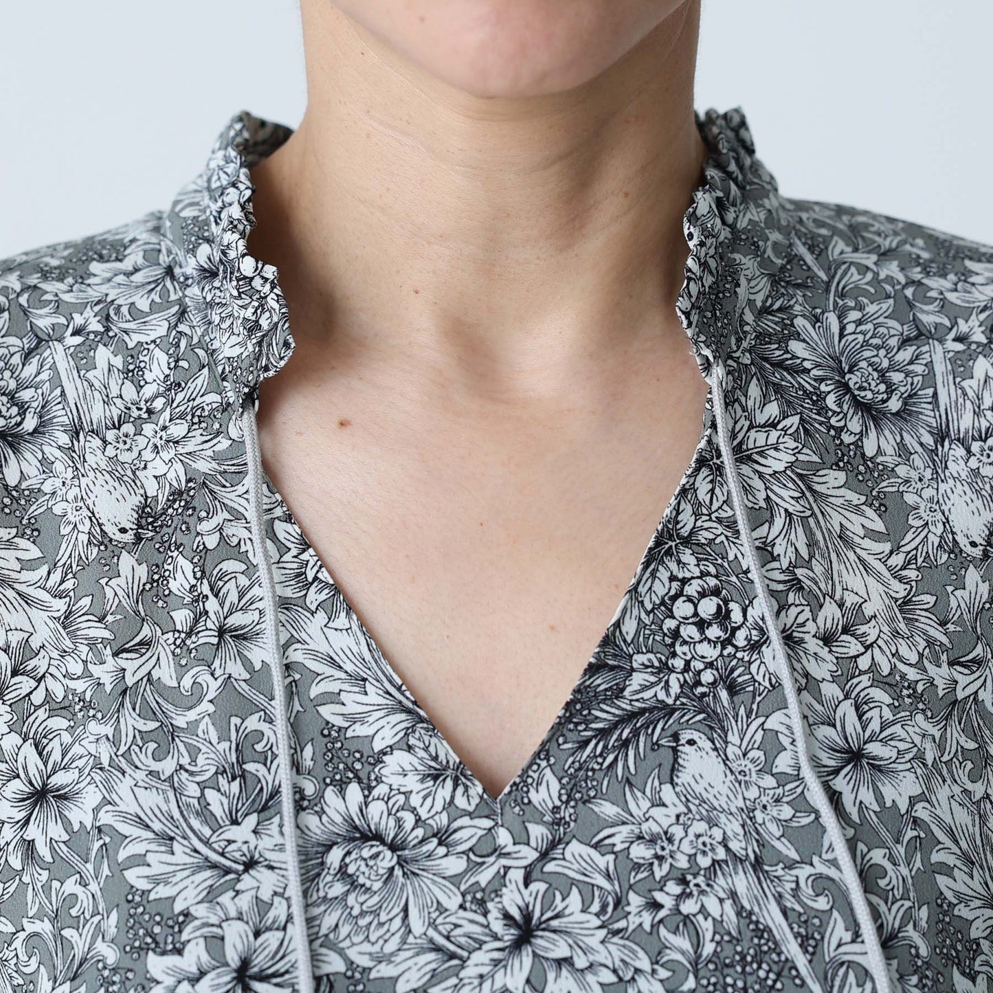 C-BL-83 Robin flower blouse WHITE